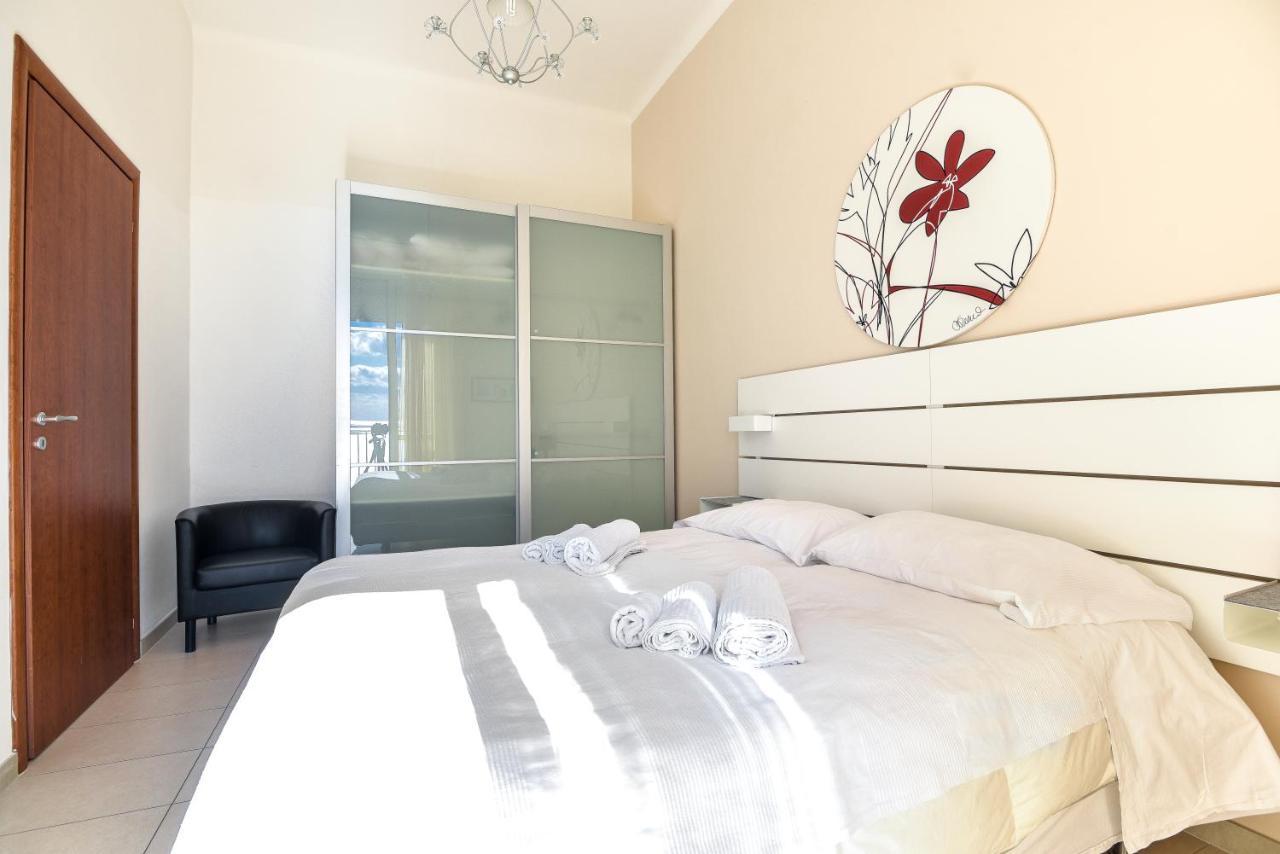 Aurora Residence Gela Bagian luar foto